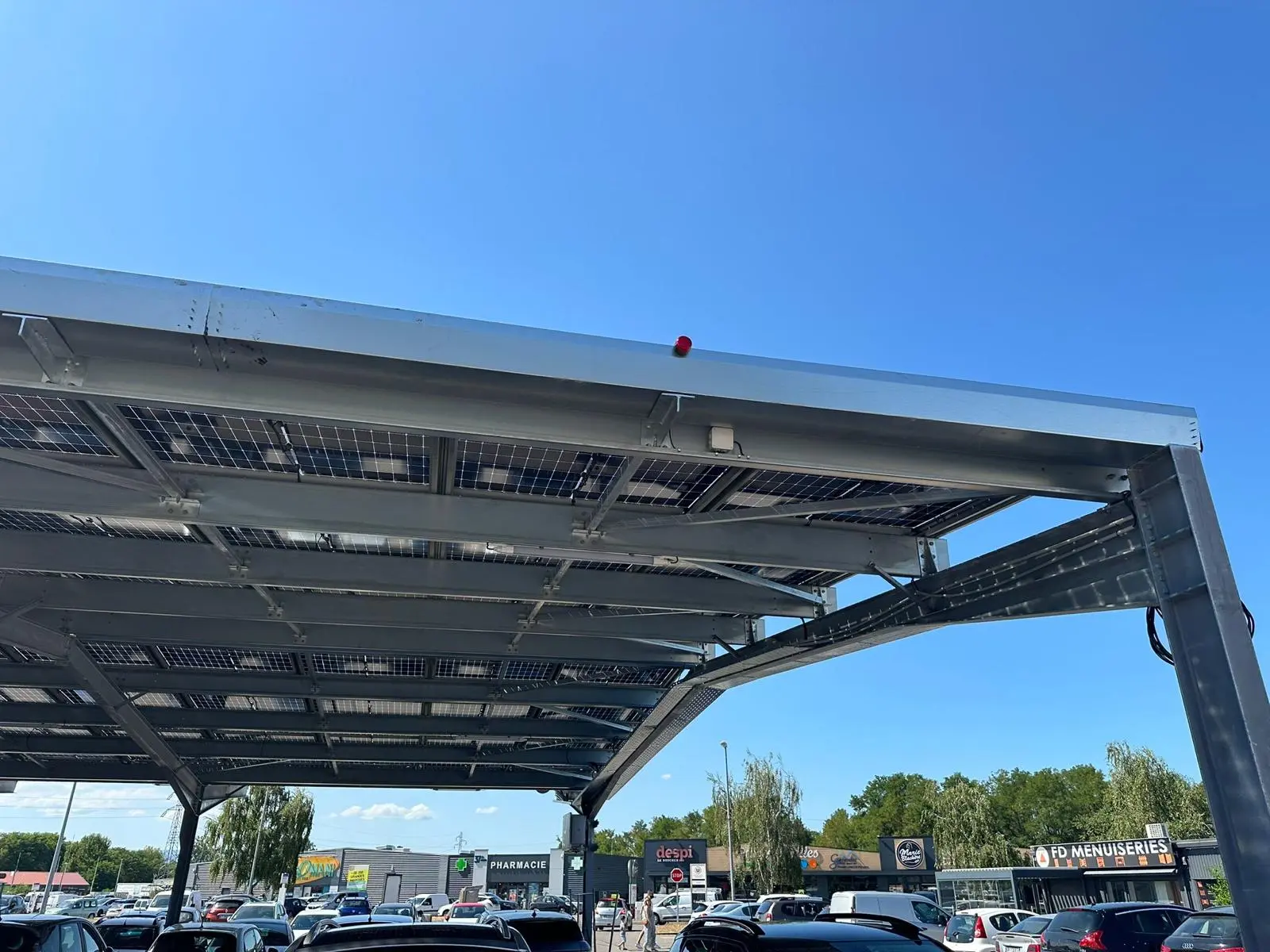 Ombrières photovoltaïque Developp'Sun sur le parking du Super U de Perreux