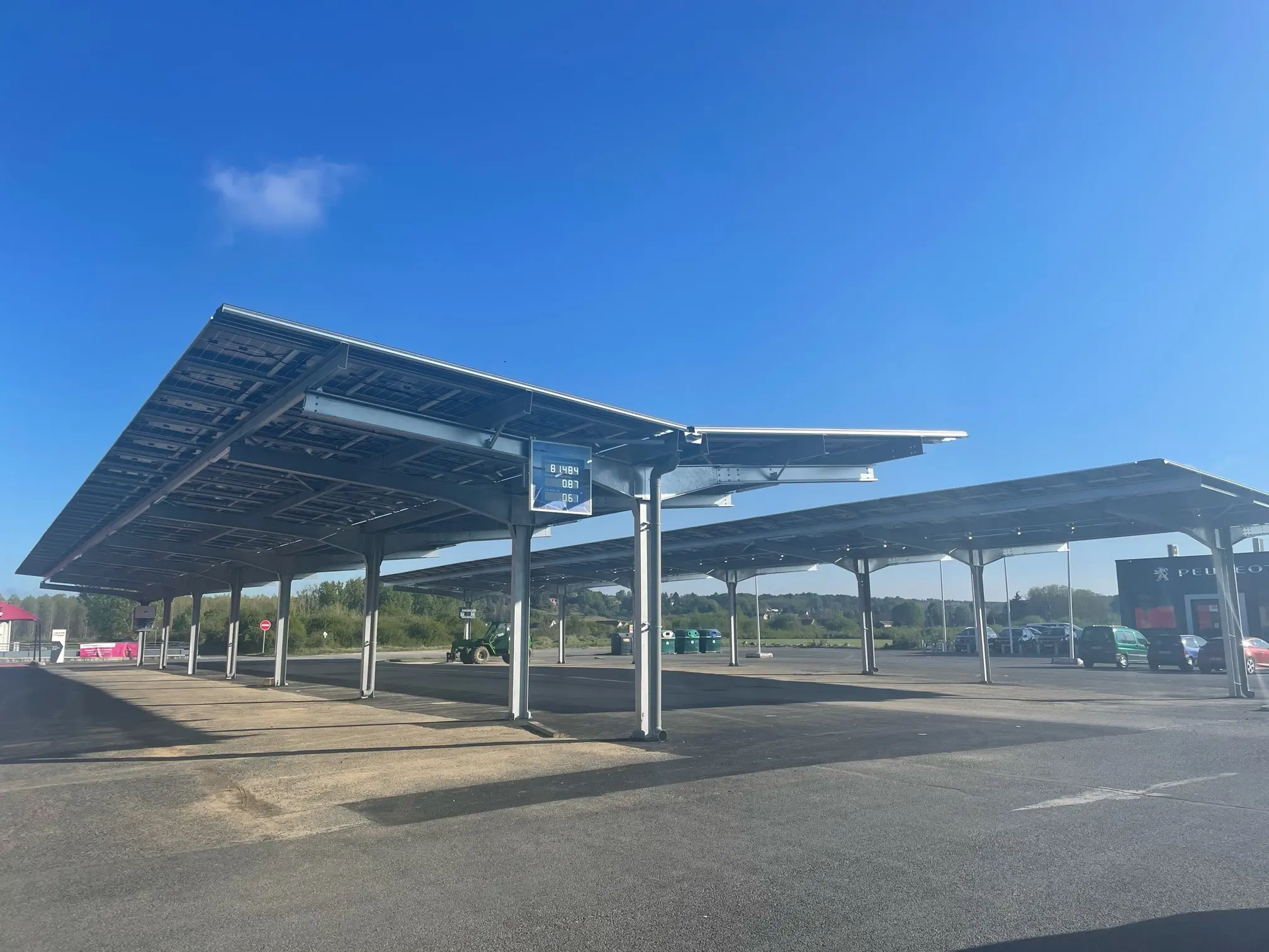 Ombrières solaires Developp'Sun au Intermarché de Noyers-sur-Cher